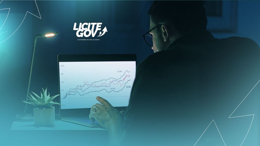 Empresários analisando uma plataforma digital de licitações com gráficos e documentos.