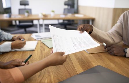 homem-com-contrato-para-seu-novo-trabalho-de-escritorio-apos-a-entrevista